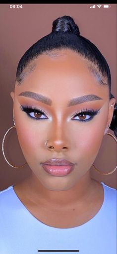 Blue Makeup Simple Looks, Black Woman Blue Makeup, Makeup Looks For Denim Outfit, Denim Outfit Makeup Look, Navy Eye Makeup Brown Eyes, Blue Eyeliner Makeup Black Women, Makeup To Wear With Blue Dress, Makeup For Denim Outfit, Md Makeup Looks