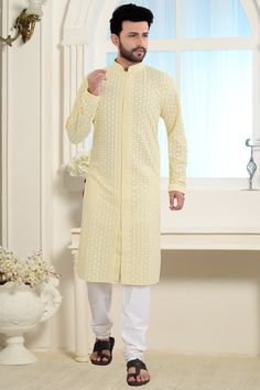 Kurta Designs Men's, Pakistani Kurta Designs, Pakistani Kurta, Yellow Kurta, Haldi Outfits, Indian Groom Wear, Wedding Dresses Men Indian