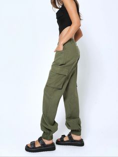 Ladies linen cargo joggers 55% LINEN, 45% RAYON Model Information Height 5'7.5", Bust 33'', Waist 23", Hips 34" Model is wearing a size S Linen Cargo Pants, Cargo Joggers, Linen Women, Cargo Pants, Capri Pants, Hiking, Pants, Green, How To Wear