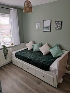 Hemnes Daybed Ikea Daybed Room Ideas, Hemnes Daybed, Botanical Bedroom, Guest Bedroom Home Office, Small Guest Room, Bedroom Decoration Ideas, Futon Decor, Small Guest Bedroom