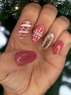 "Mauve pink sweater design, snowflake and gold glitter press on nails. Perfect for the holidays.  Design is shown on \"Medium Oval Almond\".  *Colors and finishes are able to be customized on any of our nail sets.* *Please note that design may differ slightly due to nail shape and size chosen for the design.* Each set of nails is meticulously hand painted and my heart gets put into each set I make. I strive to create a gorgeous set of nails that you will love! When applied correctly our nails ar Christmas Fake Nails, Glitter Press On Nails, Christmas Nails Diy, Nails Holiday, Holiday Nail Designs, Christmas Nails Easy, Sweater Nails, Christmas Nail Art Designs, Nails Christmas