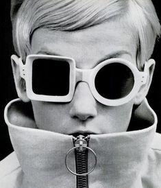 Twiggy Lawson, 60s Sunglasses, Sixties Style, Cheap Ray Bans, Black And White Photograph, Cooler Look, Cat Eyes, Mod Fashion