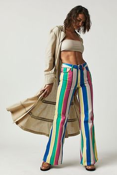 White Wide Leg Jeans, High Rise Flare Jeans, Jeans Free People, Boho Fashion Summer, All Jeans, Striped Jeans, Printed Jeans, Classic Jeans, Wrangler Jeans