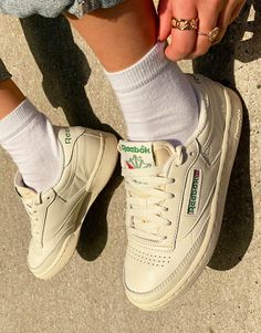 Reebok Club C 85 Green Suede, Aesthetic Sneakers Vintage, Club C Vintage Reebok, Women Reebok Sneakers, Vintage Style Sneakers, Rebox Shoes Women Outfit, Classic Rebooks, Vintage Sneakers Aesthetic, Aesthetic Shoes Vintage