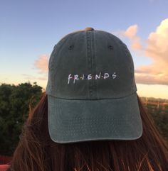 Friends Baseball Caps by DalmatiaCo on Etsy Bone Bordado, Friends Merchandise, Baby Rosa, Friends Tv, Outfits With Hats, Baseball Caps, Ball Cap