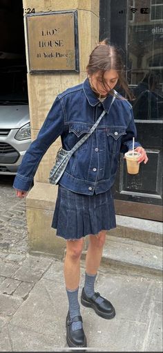 Jennifer Aniston Denim Jacket, Vintage Clothing Outfits, Paris Street Style Fall 2023, Blockette Core Outfits, Dress And Jeans, Trouser Skirt, Jeans Trend, 가을 패션