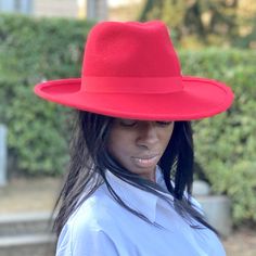 Large brim fedora made with red wool felt. To make this hat, we use a merino wool felt capeline weighing 200 grams. It is a high quality felt that retains the shape of the hat Garnished with a ivory grosgrain ribbon of 2.5 centimeters wide. Elegant fedora for man and woman. The measurements in centimeters are 36 x 34. Brim length 9.5. (These measurements may vary slightly depending on the size of the hat) For its elaboration we only use hoods and capelines of resistant wool felt of very good qua Red Fitted Fedora With Curved Brim, Fitted Red Fedora With Curved Brim, Red Wide Brim Hat For Fall, Red Flat Brim Hat For Fall, Red Brimmed Felt Hat For Fall, Red Curved Brim Fedora For Winter, Red Fedora Felt Hat For Fall, Red Fedora For Winter, Red Fedora Winter Hat