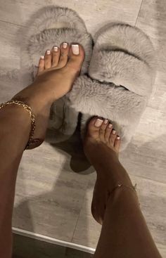 French Feet Nails Design, Perfect Feet Pedicure, Latina Pedicure, Aesthetic Feet Nail Polish, Cute Feet Pedicure, Beautiful Foot Nails, Toes Ideas Pedicures, French Foot Nail, French Tip Feet Toe Nails