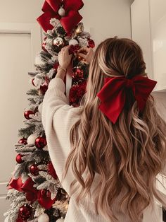 Holiday Hair With Bow, Christmas Long Hair Styles, Aesthetic Christmas Hairstyles, Christmas Hairstyles With Bow, Christmas Bow Hairstyle, Pink And Red Christmas Aesthetic, Cute Hairstyles With A Bow, Cute Hairstyles For Christmas, Aesthetic Christmas Photos