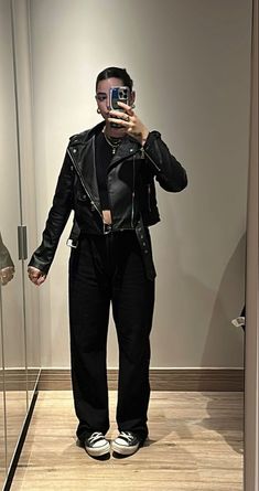 All Black Outfit Inspo Casual, Minimalist All Black Outfit, Black Skinnies Outfit Casual, Styling All Black Outfits, Minimalist Goth Aesthetic, Soft Rock Outfits, Fall Black Outfits, All Black Work Outfits