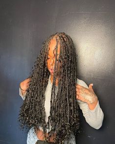 Medium Knotless Braids Mid Back Length, Boho Braids Mid Length, Boho Knotless Braids Mid Back Length, Mid Length Boho Knotless Braids, Box Braids Mid Length, Mid Back Knotless Braids With Curls, Mid Length Boho Braids, Midback Boho Knotless Braids, Knotless Braids Mid Back Length