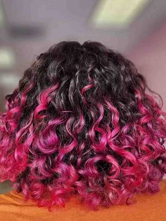 Medium Ombre Curls with Vivid Pink Ends Dyed Tips Curly Hair, Ombre For Curly Hair, Dyed Curly Hair Ideas, Peach Hair Dye, Curly Pink Hair, Ombre Curly Hair, Really Curly Hair