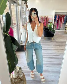 Confused by Barrel Jeans? Here's How To Master The Trend (AND 25+ Stylish Barrel Jean Outfit Ideas) - my fashion life Jean Outfit Ideas, High Top Platform Converse, Jeans Styling, Jeans Outfit Ideas, Jean Outfit