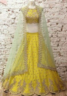 Dupatta For Half Saree, Ghaghara Choli, New Dress Design Indian, Beautiful Lehengas, Brides Outfit, Velvet Dupatta, Mehndi Dresses, Lehenga Design, Lehenga Saree Design