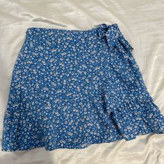 Brand New Never Used Chic Ditsy Floral Print Skirt For Spring, Chic Ditsy Floral Print Summer Skirt, Casual Ditsy Floral Print Skirt, Casual Ditsy Floral Print Skirt For Day Out, Cute Blue Mini Skirt For Summer, Cute Blue Mini Skirt For Spring, Cute Fitted Blue Mini Skirt, Cute Blue Fitted Mini Skirt, Trendy Beach Skirt With Floral Print