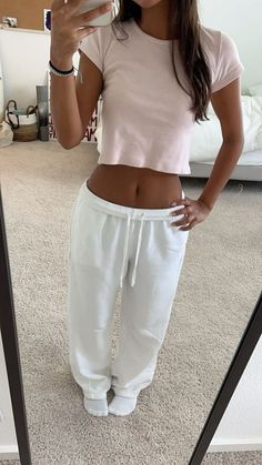 Basic School Fits, Fits For School Comfy, Cool Sweatpants, Sweatpants Outfit Ideas, Sweatpants Outfits, Cozy Sweatpants, Mode Zara, Skandinavian Fashion, Baggy Sweatpants