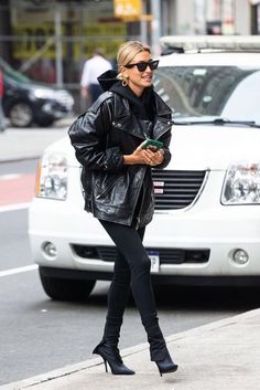 Hailey Baldwin Street Style, Stile Kendall Jenner, Hailey Bieber Outfits, Winter Mode Outfits, Hailey Baldwin Style, Walking Down The Street, Winter Fashion Outfits Casual, Leather Jacket Outfits