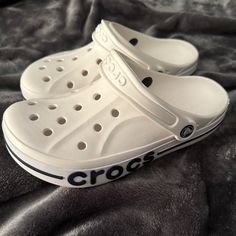 Never Worn Brand New Unisex White And Black Crocs Mens Size 7!!!! New Crocs Styles, Crocs Streetwear, White Crocs Aesthetic, Sandal Crocs, Best Shoes For Women, Crocs Aesthetic, Crocs For Men, Aesthetic Shoe, Flat Shoes Outfit