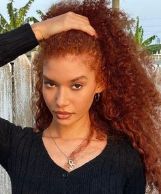 Segundo a cabeleireira da Beyoncé, essas são as próximas tendências de cores de cabelo – e agora só penso nelas » STEAL THE LOOK Zendaya Red Hair, Pretty Red Hair, Natural Hair Woman, Cute Natural Hairstyles, Red Curls, Instagram Face, Red Curly Hair, Brown Hair Inspo, Red Brown Hair