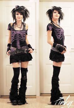 【ファッション】ゴシック Stile Punk Rock, Rave Party Outfit, Gothic Mode, Grunge Dress, Scene Girls, Rave Outfit, Scene Fashion, Scene Kids