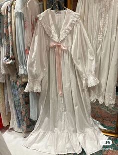 Vintage Nightgown Outfit, Night Gown Outfit, Morute Aesthetic Outfits, Aesthetic Nightgown, Night Gown Aesthetic, Old Lady Nightgown, Nightgown Aesthetic, Nightgown Outfit, Old Pajamas