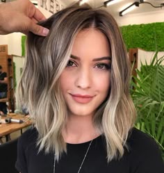 Short Blonde Wig, Cereal Magazine, Stylish Short Hair, Brunette Balayage, Balayage Blonde, Wedding Women, Hairstyles Wedding, Blonde Hair With Highlights, Rosa Parks