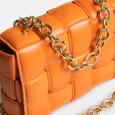 Crossbody tas van het merk Shoeby in oranje. De tas heeft een goudkleurige schouderriem in de vorm van schakels. Bottega Veneta Jodie, Bottega Veneta Cassette, Tech Pouch, Clear Handbags, Vegan Tote Bag, Vegan Bags, Nylon Tote, Orange Bag, Handbag Straps