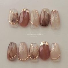 Gold Designs On Nails, Japanese Nail Designs Simple, Vietnamese Nail Design, Natural Tone Nails, Fall Korean Nails, Nail Art Mauve, Brown Neutral Nails, Mauve Nail Art, Nude Abstract Nails