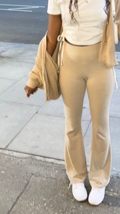 Tan Flared Leggings Outfit, Beige Flare Pants Outfit Winter, Tan Yoga Pants Outfit, Beige Flare Leggings Outfit, Cream Flare Leggings Outfit, Beige Flares Outfit, Beige Flare Jeans Outfit, Khaki Flare Pants Outfit, Tan Flare Pants Outfit