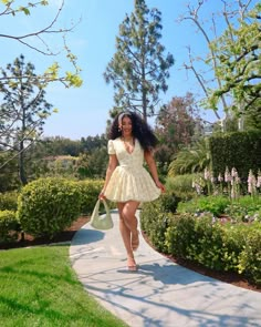 The best prize on the hunt🐣🐰💛👗 @politesocietybeauty this Easter egg hunt was the cutesttttt! Dress: @houseofcb Shoes: @jeffreycampbell | Instagram Short Brunch Dress, Pose Ideas For Dress, Birthday Clothes For Women Outfits, Dress Ideas For Birthday, Brunch Dress Outfit Classy, Romantic Dress Aesthetic, Dress Up Aesthetic, Girly Outfits Black Women, Black Girls In Dresses