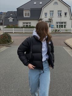 Autumn Outfits North Face, North Face Jackets Aesthetic, Poses With Puffer Jacket, How To Style A North Face Jacket, Outfit Ideas North Face, Outfit Ideas With North Face Jacket, How To Style North Face Puffer Jacket, The North Face Winter Jacket, North Face Puffer Jacket Street Style