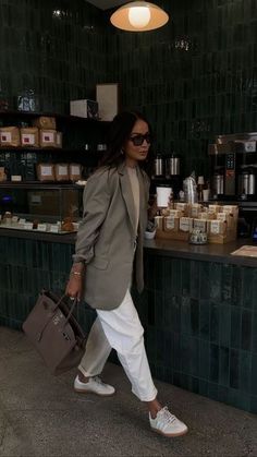 Office Athletic Wear, Minimalistic Street Style, London Casual Style, Street Style Work Outfit, Fall Spring Outfits, Spring Outfits 2024 Nyc, Office Street Style, Office Looks For Women, Comfortable Work Outfit