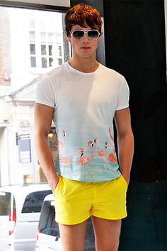 Summer outfit Formal Shorts, Ray Ban Wayfarer, Orlebar Brown, Ray Ban Aviator, Outfit Trends, Yellow Shorts, Shorts Men