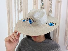 Artisan Handmade Sun Hat For Spring, Handmade Artisan Sun Hat For Spring, Artisan Beach Hats One Size, Bohemian Straw Hat For Summer Gift, Artisan Beach Hat, Bohemian Sun Hat As Summer Gift, White Handmade Casual Straw Hat, Handmade White Straw Hat For The Beach, Casual White Handmade Straw Hat