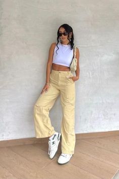 the cutest pale yellow cargo pants. love this fall outfit inspo <3 New Balance 550 Outfit, 550 Outfit, 70’s Outfit, Blue Slip Dress, Balance 550, Black Jeans Outfit, Outfit Inspo Fall, School Outfit, Night Outfits