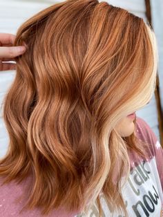 Light Copper Hair With Money Piece, Short Auburn Hair With Blonde Money Piece, Copper Red And Blonde Hair Color, Ginger Hair With Blonde Money Piece, Copper Hair Blonde Money Piece, Light Copper Hair With Blonde, Peach Copper Hair, Hair With Blonde Money Pieces, Ginger Peach Hair