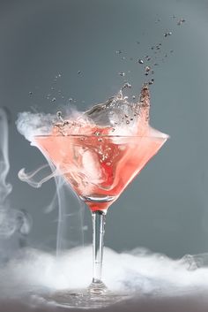 Cocktail Pictures, Everything Is Beautiful, Cocktail Shots, Sparkling Cocktail, Rose Cocktail, Cocktail Photography, Splash Photography, Pink Cocktails, Cocktail Art