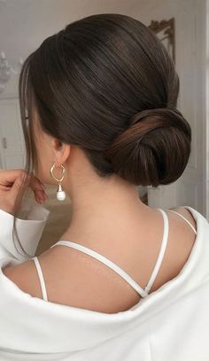 Simple Low Bun, Low Bun Wedding Hair, Elegant Bun, Wedding Hair Up, Low Bun Hairstyles, Bridal Hair Buns, Wedding Hair Inspiration, Low Bun