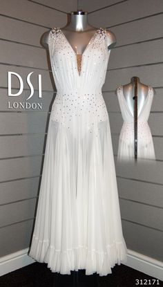 a white dress is on display in front of a wall with the words dsi london