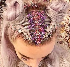 Rave Hairstyles, Coachella Hair, Make Carnaval, Rave Hair, Summer Braids, Festival Glitter, Makeup Hacks Beauty Secrets, Fest Outfits, Festival Hair