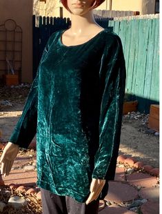 Gorgeous dark green shimmery velvet, 3/4 sleeves blouse, with round neck. Simple, elegant and of very good quality velvet. Excellent condition. Made by Silvertip Originals in Glorietta, New Mexico. Bust : 40" - 42" Length : 29" Sleeves length : 18 1/2" Velvet Top Long Sleeve, Dark Green Velvet, Sleeves Blouse, Santa Fe Nm, Vintage Store, Green Velvet, True Vintage, New Mexico, Womens Clothing Tops