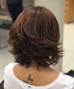 Short Stacked Bob Haircut Over 50 Curly Hair, Short Layered Haircuts Chin Length, Short Layered Bob Hairstyles For Thick Hair, Haircuts For Medium Length Hair, Layered Haircuts For Medium Hair, Chin Length Hair, Haircuts For Wavy Hair, Mom Hairstyles