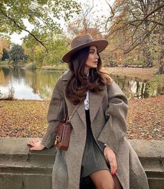 Dark Brown Coat Outfit, Beige Hat Outfit, Fall Hats For Women Outfits, Brown Hat Outfit, Fall Hats For Women, Brown Coat Outfit, Winter Coat Outfits, Cold Fashion, Coat Outfits