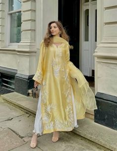 Shaadi Outfits, Suit Stitching, South Asian Fashion, Weddings 2024, Kurti Sets, Desi Wedding Dresses, Yellow Suit