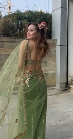 Disgner Sarees, Saree For Shaadi, Saree Back Design, Different Ways To Wear Saree, How To Wear Saree, Saree Outfit Ideas, Ready Made Saree, Lengha Saree, Saree Outfit