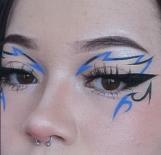 Maquillaje Egirl, Graphic Liner Makeup, Eyeliner Graphic, Blue Eyeliner Makeup, Egirl Aesthetic, Punk Makeup, Makeup Drawing