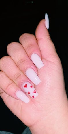 Short Acrylic Nails Coffin Valentines, White Valentines Nails Acrylic, Simple Valentines Nails Coffin, Valentines Day Nails Short Coffin, White Nails With Heart On Ring Finger, Plain Valentines Day Nails, Valentines Day Nails Acrylic Square, Basic Valentines Day Nails, Valentines Nails Square