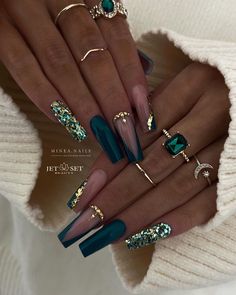 Posted by Zoe Scott. . 2024 is all about the lush green hues and the captivating emerald green color. You will also see this deep green color making its way into the nail de... Check more at https://alexie.co/beauty/best-emerald-green-nail-designs-to-try-today/ Emerald Nails, Glitter Manicure, Pink Manicure, Green Nail Designs, Lavender Nails, Nail Shimmer, Green Nail