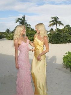 Pink And Yellow Bridesmaids, Blonde Hair Prom Dress, Prom Inspo Pictures Solo Poses, Pink And Yellow Bridesmaid Dresses, Bday Party Outfit, Hoco Aesthetic, Abi Ball, Light Pink Prom Dress, Cute Formal Dresses