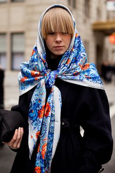 Vika Gazinskaya, Hermes Scarves, Vanessa Jackman, Scarf Trends, Russian Culture, Ways To Wear A Scarf, How To Wear A Scarf, Hermes Scarf